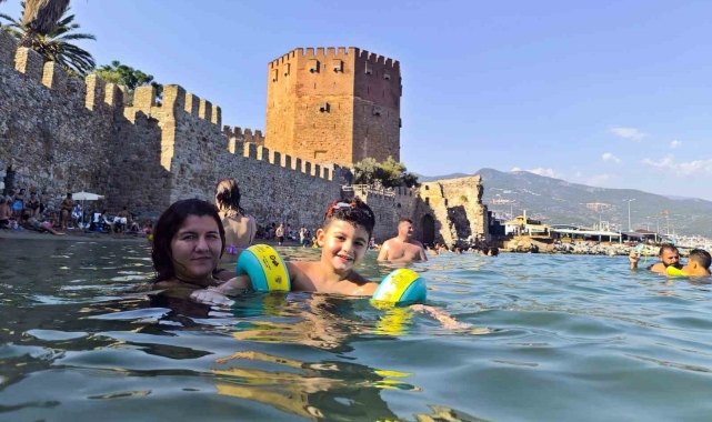 Alanya'da tarihi Kızılkule'nin gölgesinde deniz keyfi