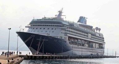 Alanya'ya demirleyen lüks gemide bin 748 turist karaya ayak bastı