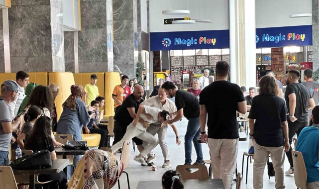 Alışveriş merkezinde "Heimlich" deneyi: Önce korkuttu, sonra büyük alkış aldı