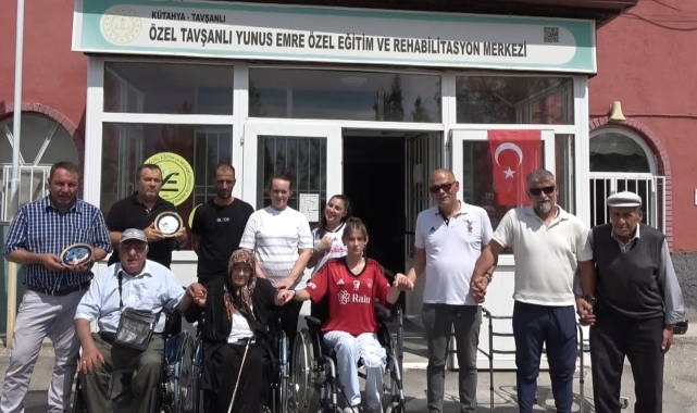 Almanya'dan Kütahya'ya tekerlekli sandalye ve yürüteç getirdiler