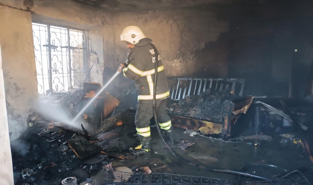 Altınözü'nde yanan ev kullanılmaz hale geldi