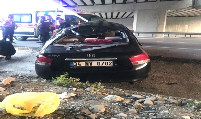 Amasya'da devrilen otomobildeki 3 kişi yaralandı