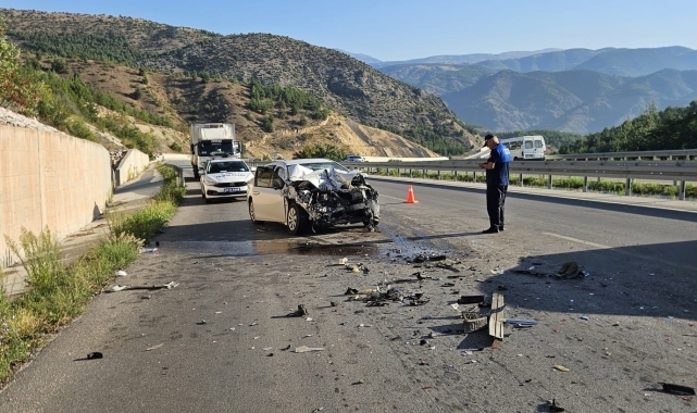 Amasya'da kamyonla otomobilin çarpışması sonucu 2 kişi yaralandı