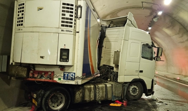 Amasya'da otomobille çarpışan tırın sürücüsü yaralandı