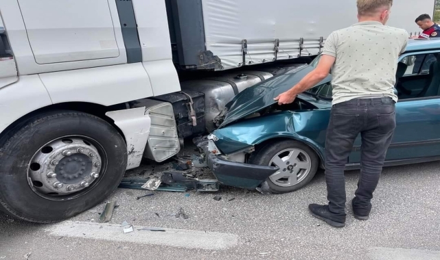 Amasya'da tırla çarpışan otomobildeki 5 kişi yaralandı