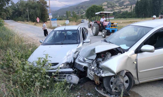 Amasya'da iki otomobil kafa kafaya çarpıştı: 2'si çocuk 5 yaralı