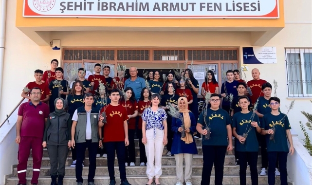 Anamur'da lise öğrencilerine fidan dağıtıldı