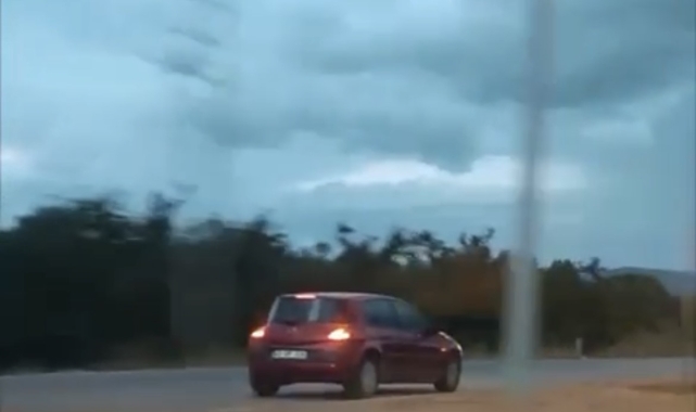 Anayolda ters yönde kilometrelerce son sürat ilerledi
