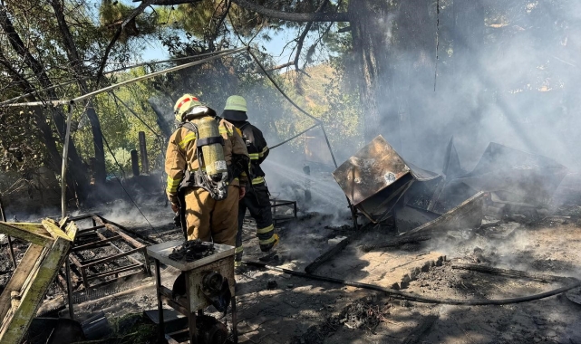 Antakya'da depo olarak kullanılan çadır yandı