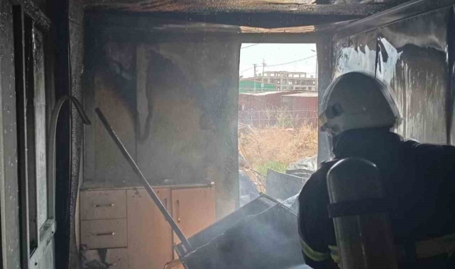 Antakya'da konteyner yanarak kullanılmaz hale geldi