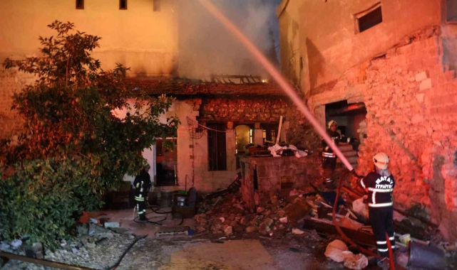 Antakya'da metruk bina alevlere teslim oldu