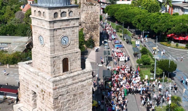 Antalya caddeleri Yörük Göçü'yle şenlendi