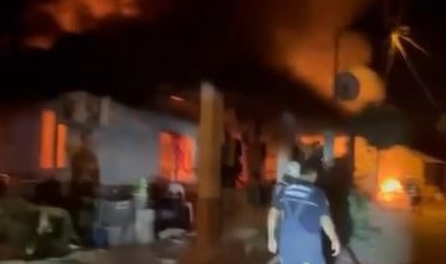 Antalya'da 2 gecekondu alev alev yandı