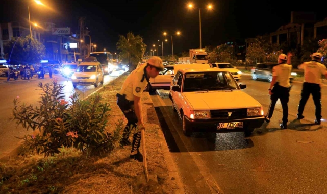 Antalya&#039;da 4 araç birbirine girdi, yoldaki yağı gören trafik polisi küreği eline aldı