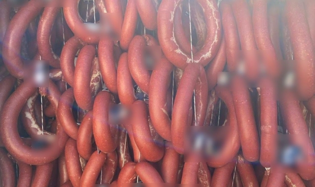 Antalya'da halk sağlığını tehdit eden 2,4 ton sucuk imha edildi