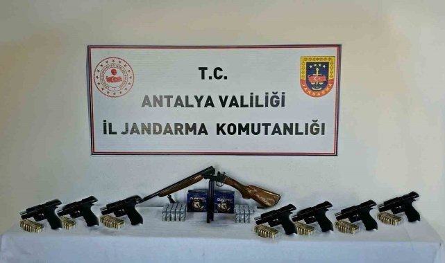 Antalya'da iki ilçede ruhsatsız silah operasyonu: 4 kişiye adli işlem