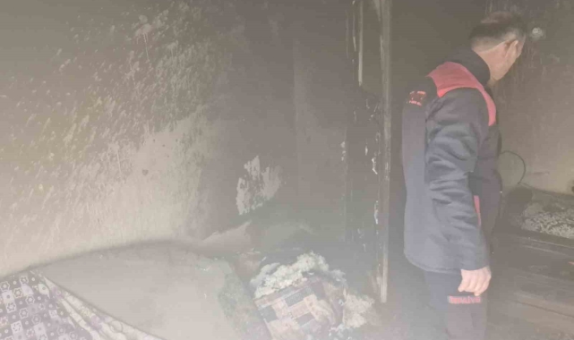 Apartman dairesinde çıkan yangın korkuttu