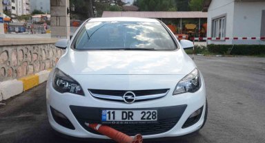 Arabaya ok gibi saplandı