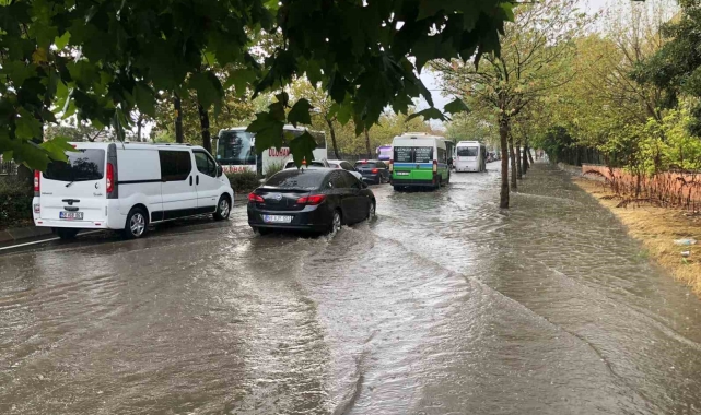 Araçlar suda mahsur kaldı: Koltuk suya kapıldı