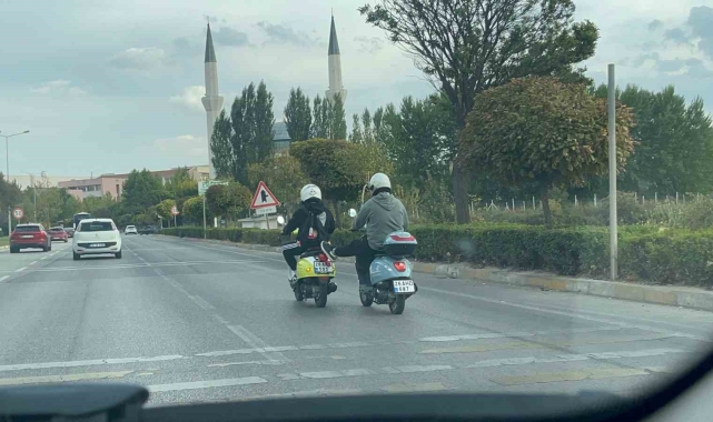Arkadaşının bozulan motosikletini ayağı ile iten sürücü trafiği tehlikeye attı