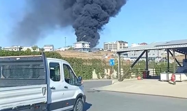 Arnavutköy'de otluk alanda çıkan yangın depoya sıçradı
