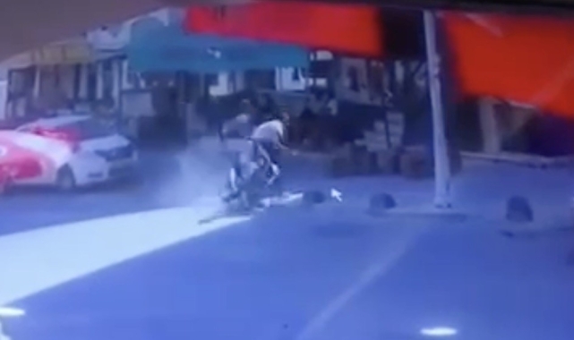 Arnavutköy'de polisten kaçan motosikletlilerin kaza yaptığı an kamerada