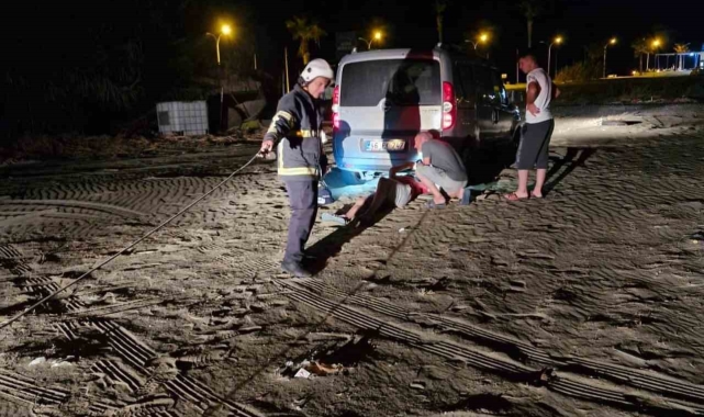 Arsuz'da kuma batan aracı itfaiye kurtardı