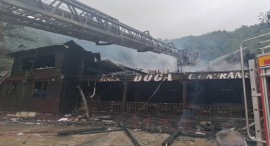 Artvin'de büyük bölümü ahşap olan bir restoran yandı