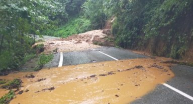 Artvin'de sağanak etkili oluyor
