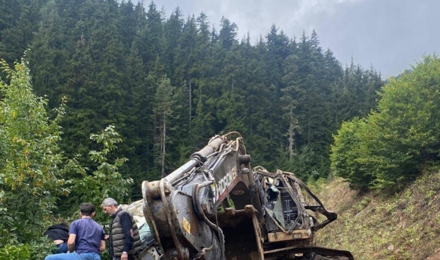 Artvin'de iş makinesi yüklü kamyon uçuruma yuvarlandı: 2 ölü