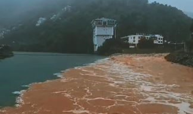 Artvin'de şiddetli yağış sonrası taşan dereler Çoruh nehriyle böyle buluştu