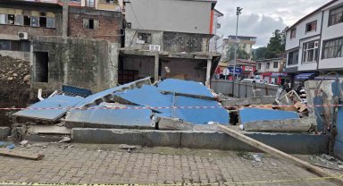 Artvin'in Kemalpaşa ilçesinde tek katlı bina yaşlı adamın üzerine çöktü