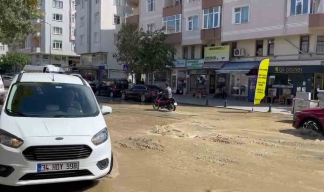 Asfalt yerinden söküldü, cadde sular altında kaldı