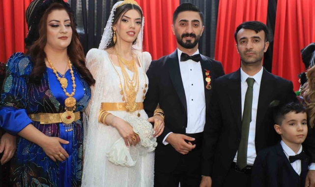 Aşiret düğününde geline 5 kilo altın, damada ise 5 milyon 150 bin TL para takıldı
