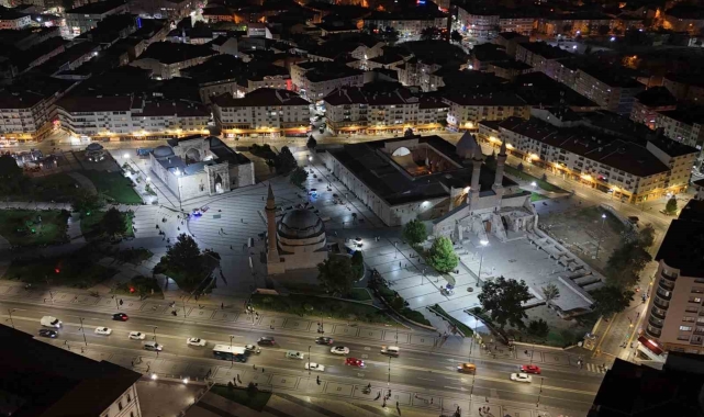 Asırlara meydan okuyan eserler sokak lambası ile aydınlatılıyor