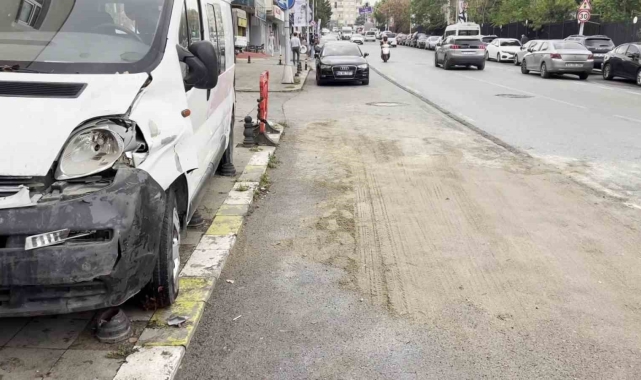 Ataşehir'de devrilen kamyon 3 araca zarar verdi