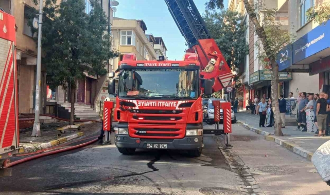 Avcılar'da metruk binadan alevler yükseldi