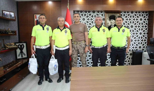 Aydın, bozulan aracı iterek sürücüye yardımcı olan polisleri makamında ağırladı