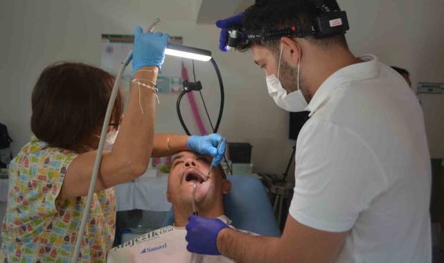 Ayvalık'ta Engel Tanımayan Diş Hekimleri'nden ağız ve diş terapisi