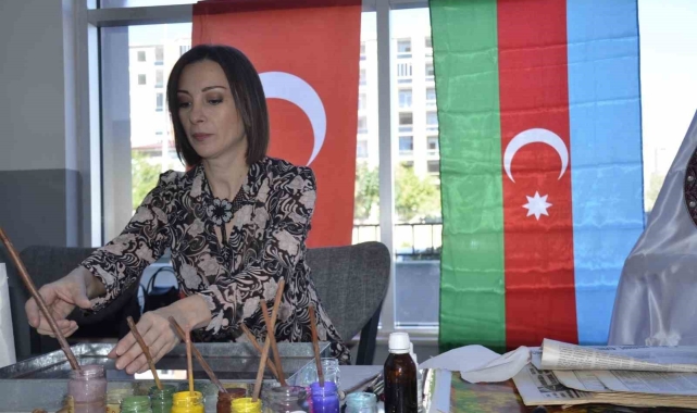 Azerbaycanlı sanatçı Eğitim Bayramında eserlerini sergiledi