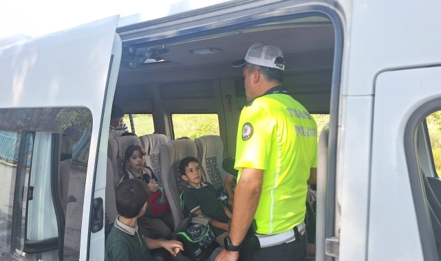 Bafra'da trafik polisleri okul servislerini denetledi