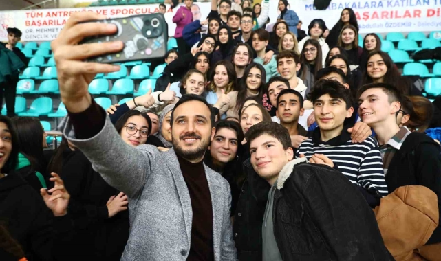 Bağcılar Belediyesi'nden üniversite öğrencilerine 10 bin TL başarı ödülü
