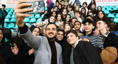 Bağcılar Belediyesi'nden üniversite öğrencilerine 10 bin TL başarı ödülü