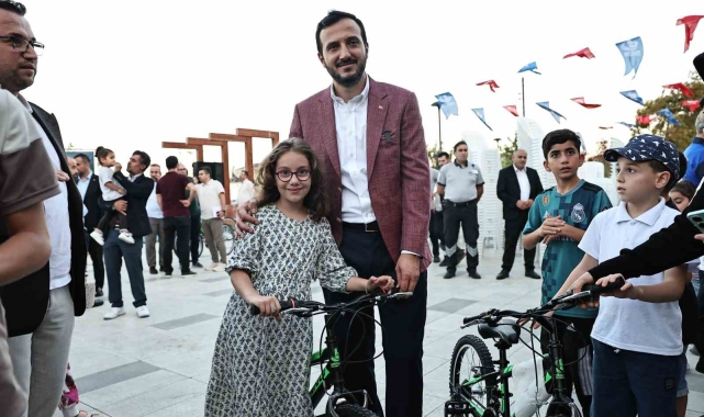 Bağcılar'da okuma yarışmalarında başarılı olan öğrenciler bisikletle ödüllendirildi