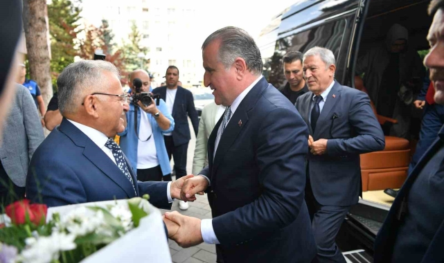Bakan Bak'tan Başkan Büyükkılıç'a: "Şehrin ağabeyisiniz"