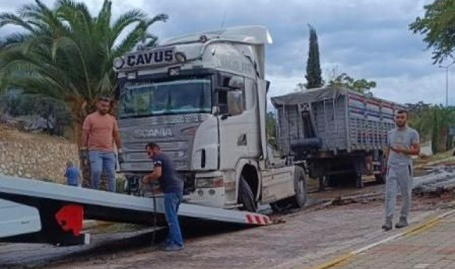 Balıkesir Erdek'te orta refüjü aşan tır karşı şeride geçti, sürücü yaralandı