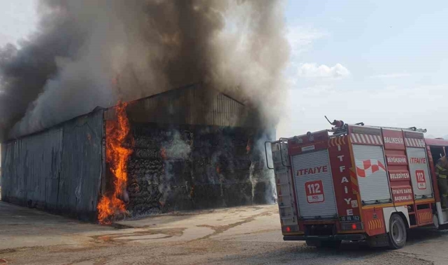 Balıkesir Susurluk'ta yangın: Saman deposu yok oldu