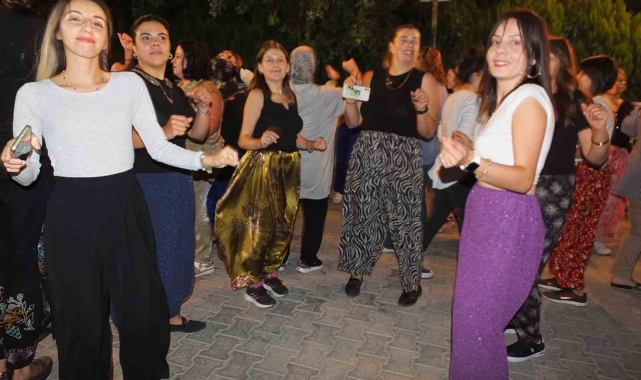Balıkesir'de kadın muhtarın şalvar eğlencesi yoğun ilgi gördü