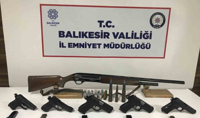 Bandırma'da çok sayıda ruhsatsız silah ele geçirildi