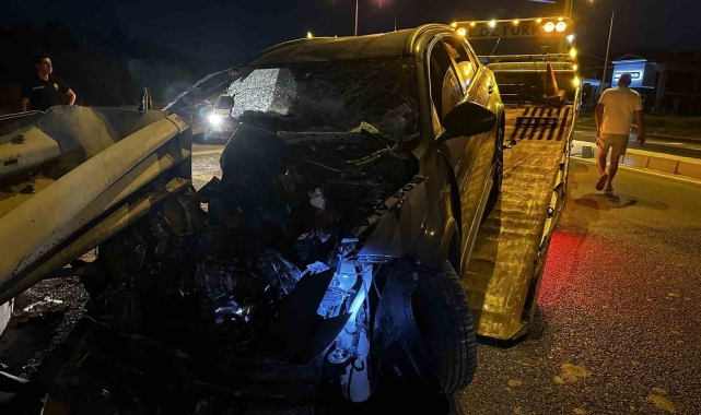 Bariyerlere çarpan alkollü sürücü yaralandı